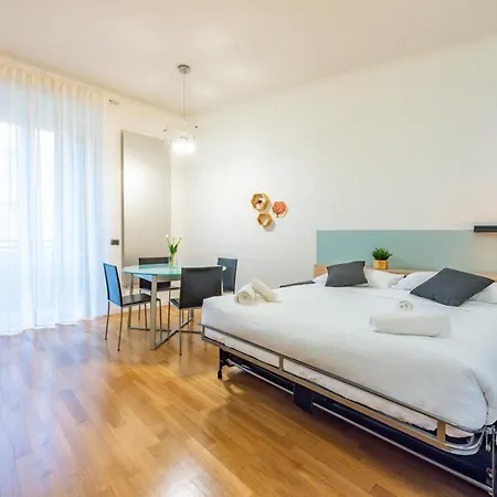 Gabi Spacious Design شقة